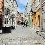 зі світлом в центрі старого львова Апартаменти *